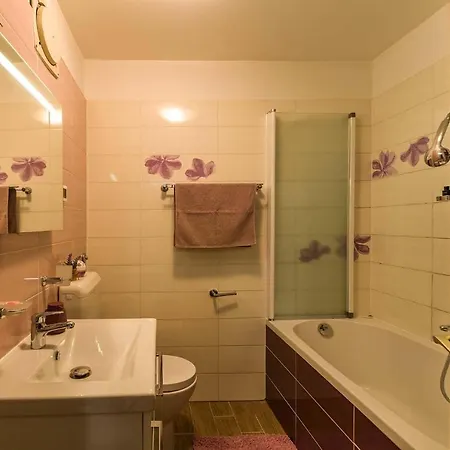 Apartment Many *