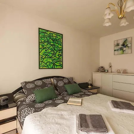 Apartment Many *
