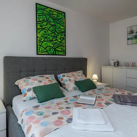 Many Διαμέρισμα *